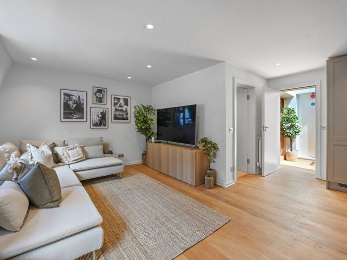 2 Bedroom Flat To Rent In Bingham Place, London, W1U