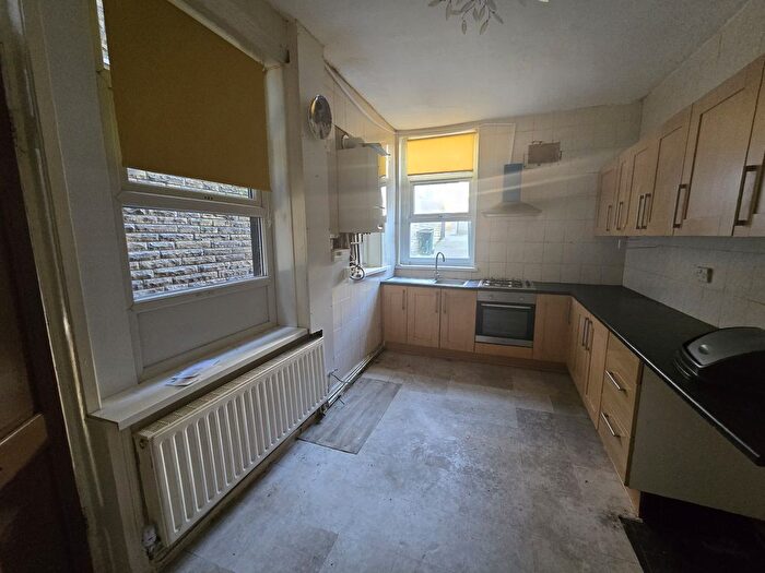 4 Bedroom Flat To Rent In Duckworth Lane, Bradford, West Yorkshire, BD9