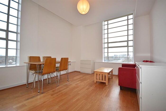 2 Bedroom Flat To Rent In Great West Road, Brentford, TW8