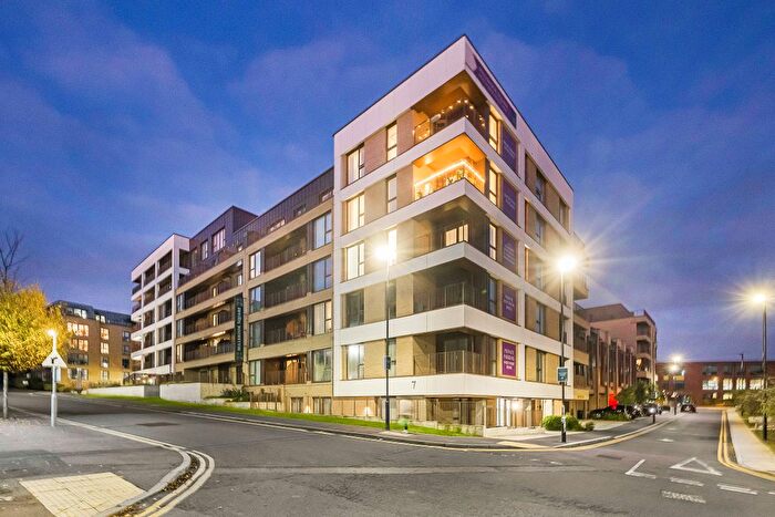 2 Bedroom Flat To Rent In India Way, London, NW7