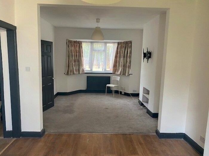 4 Bedroom Semi-Detached House To Rent In Greenlane, Worcester Park, KT4