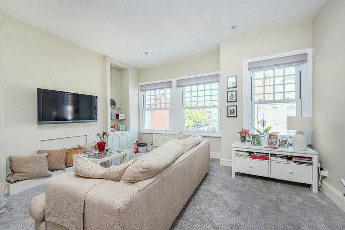 3 Bedroom Flat To Rent In Rosebury Road, Fulham, London, SW6