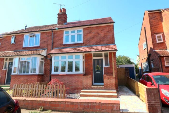3 Bedroom Semi-Detached House To Rent In St Ronans Road, Reading, RG30