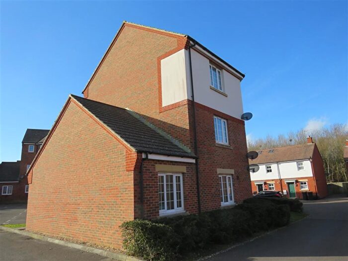 2 Bedroom Flat To Rent In Holt Close, Ashford, TN23