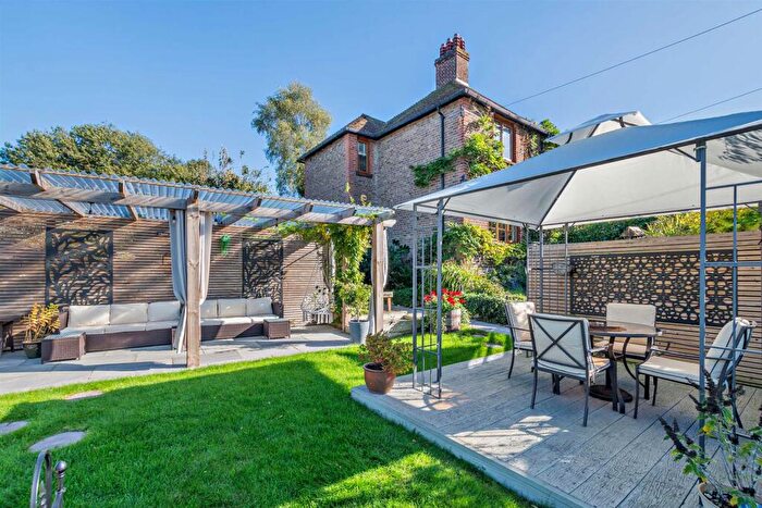 2 Bedroom Cottage For Sale In Station Hill, East Farleigh, Maidstone, ME15