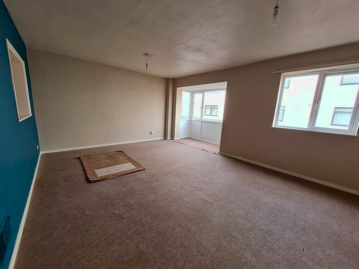 3 Bedroom Flat To Rent In Grover Walk, Corringham, Stanford-Le-Hope SS17