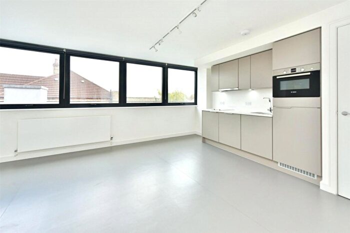 2 Bedroom Apartment To Rent In High Road, London, N12