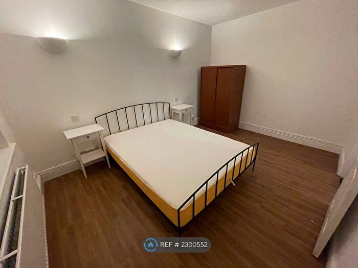 2 Bedroom Flat To Rent In Dudley Court, London, N12