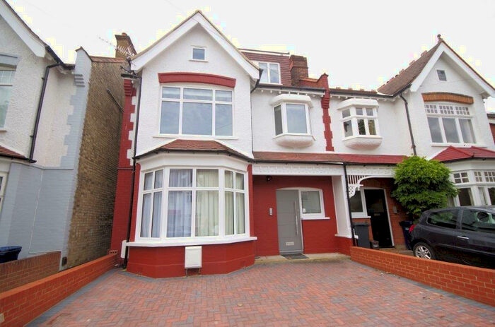 3 Bedroom Apartment To Rent In Bow Lane, London, N12