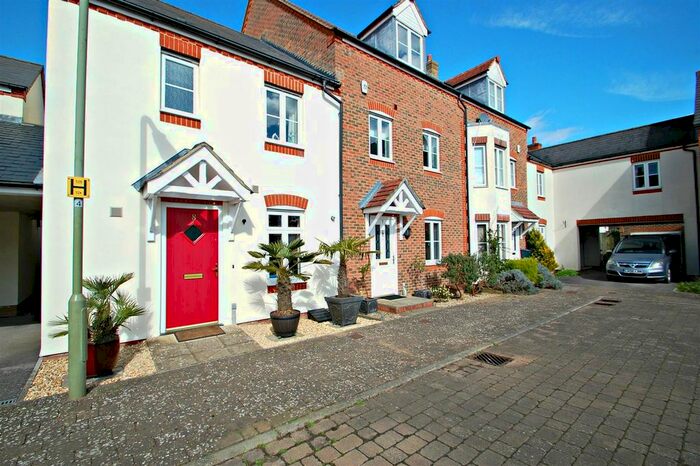 3 Bedroom End Of Terrace House To Rent In Hobbs Square, Petersfield, Hampshire., GU31