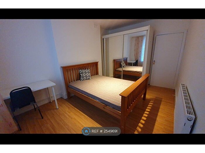 3 Bedroom Flat To Rent In Brook House, London, NW1