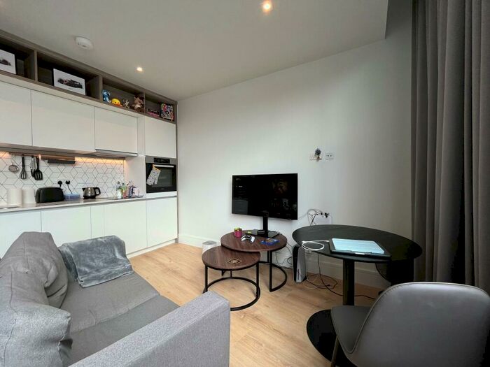 Apartment To Rent In Addlestone, KT15