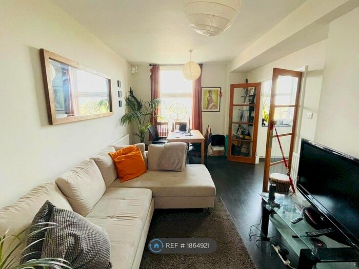 1 Bedroom Flat To Rent In Telford Court, Streatham Hill, SW2