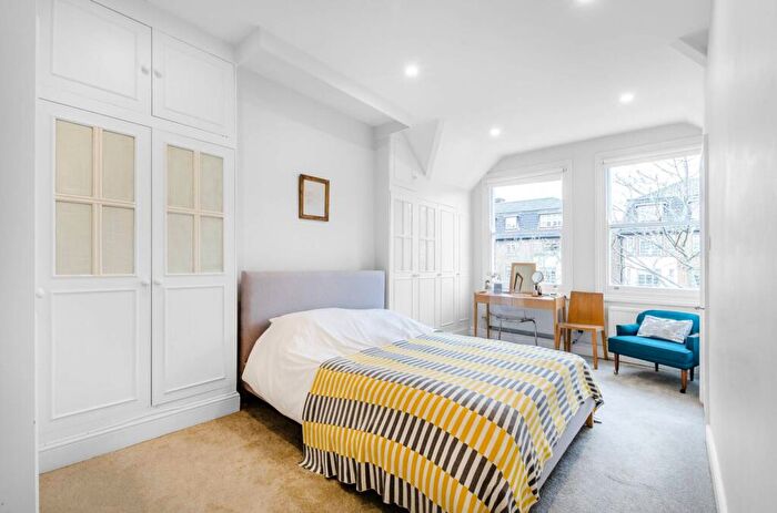 3 Bedroom Flat To Rent In Frognal Lane, Hampstead, London, NW3