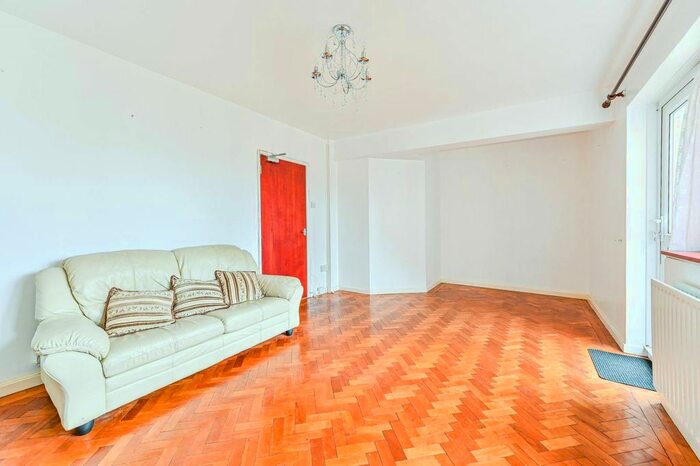 2 Bedroom Flat To Rent In Studley Road, Stockwell, London, SW4