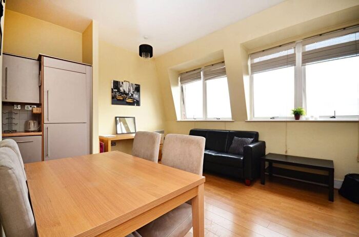2 Bedroom Flat To Rent In Peckham Grove, Peckham, London, SE15