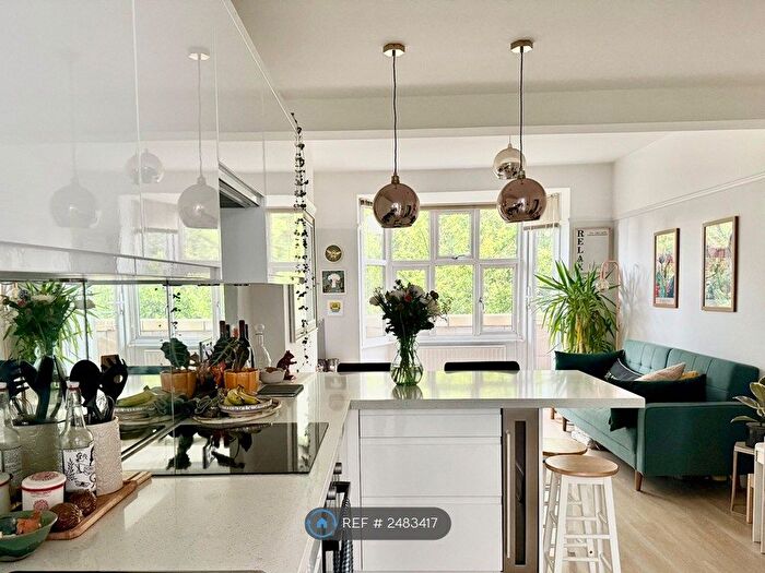 2 Bedroom Flat To Rent In Windsor Court, London, SW4