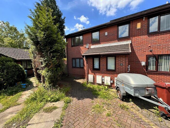 3 Bedroom Semi-Detached House To Rent In Colclough Close, Manchester, M40