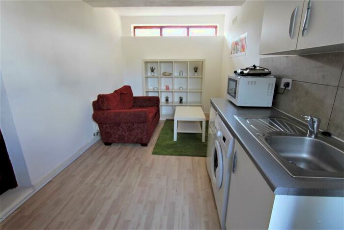 1 Bedroom Flat To Rent In Prince George Avenue, Oakwood, N14