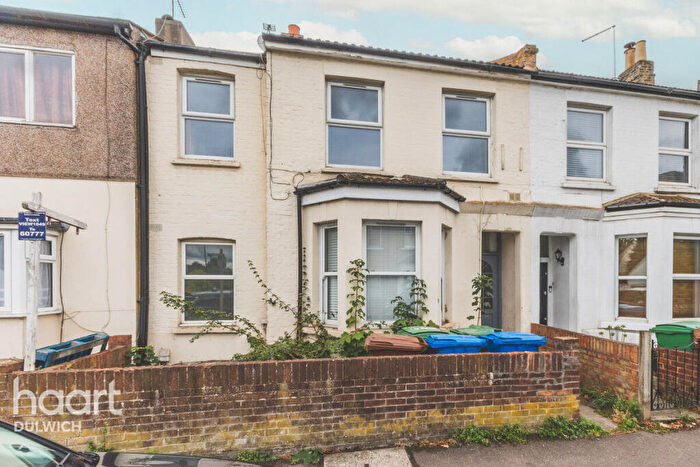 2 Bedroom Flat For Sale In Underhill Road, London, SE22
