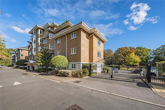 2 Bedroom Flat For Sale In Strand Drive, Richmond, TW9