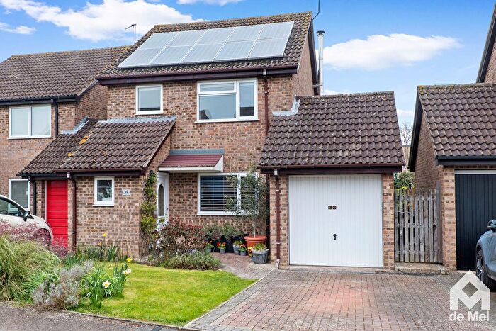 3 Bedroom Link Detached House For Sale In Southcourt Close, Cheltenham, GL53