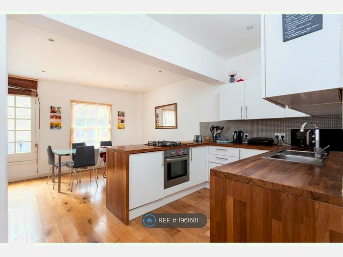2 Bedroom Flat To Rent In Clapham High Street, London, SW4