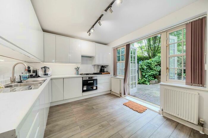 2 Bedroom Apartment To Rent In Hampstead, London, NW11