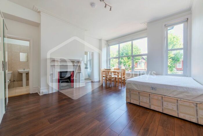 Studio To Rent In Princes Avenue, Muswell Hill, London N10