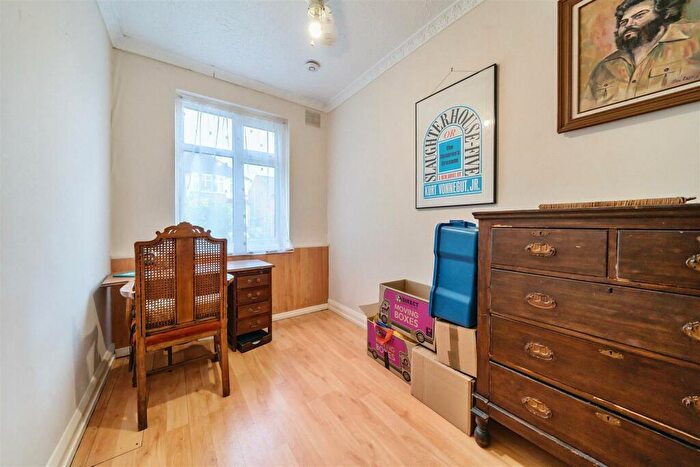 2 Bedroom Bungalow For Sale In Seddon Road, Morden, SM4