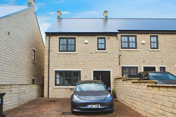 3 Bedroom End Of Terrace House To Rent In Hawkshead Road, Glossop, Derbyshire, SK13