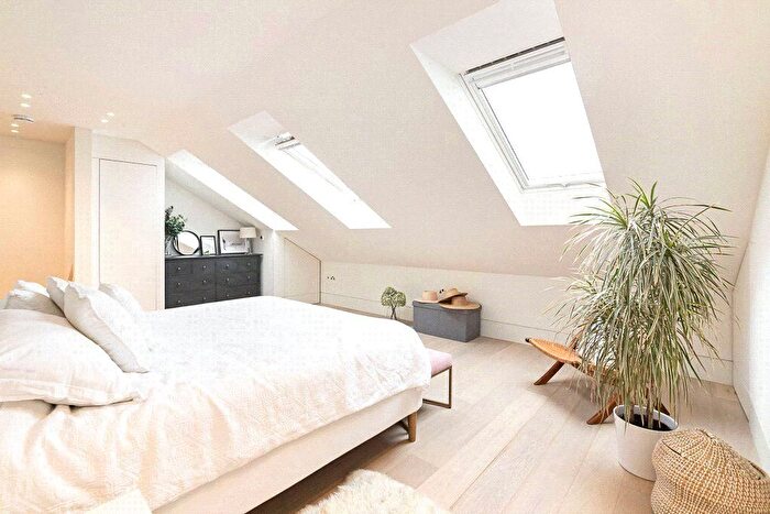 3 Bedroom Flat To Rent In Portobello Road, Notting Hill, W11