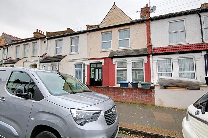 3 Bedroom Terraced House For Sale In Kingsway, Enfield, EN3