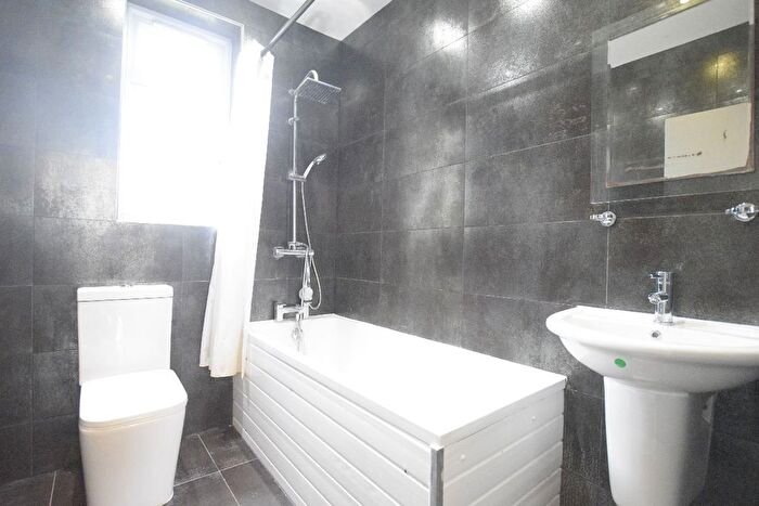6 Bedroom Semi-Detached House To Rent In Hainault Road, Romford, RM5