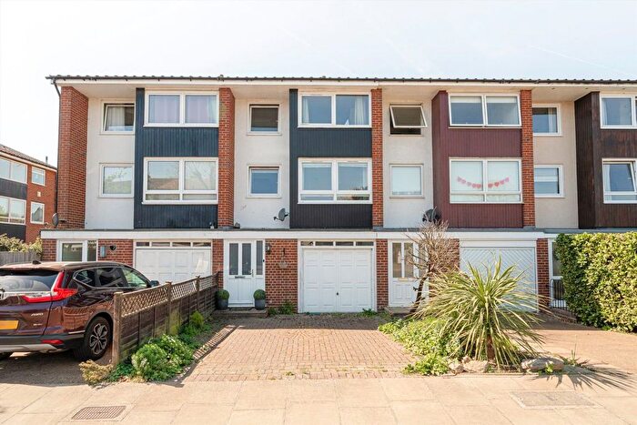 4 Bedroom Property For Sale In Jillian Close, Hampton, TW12