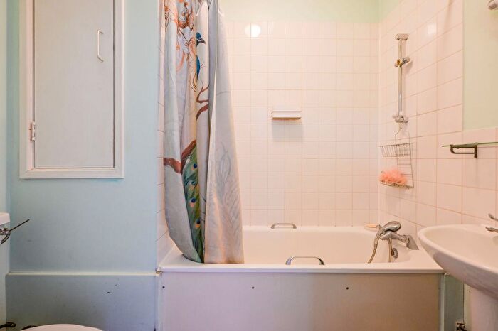 1 Bedroom Flat For Sale In Rabbits Road, Manor Park, London, E12