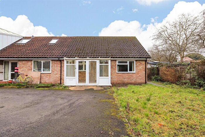 1 Bedroom Semi-Detached Bungalow For Sale In Mowbray Road, Cambridge, CB1