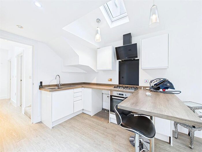 2 Bedroom Apartment For Sale In Crescent Road, Warley, Brentwood, CM14