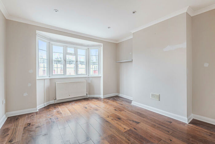 2 Bedroom Apartment To Rent In Amblecote Road, Grove Park, London, SE12