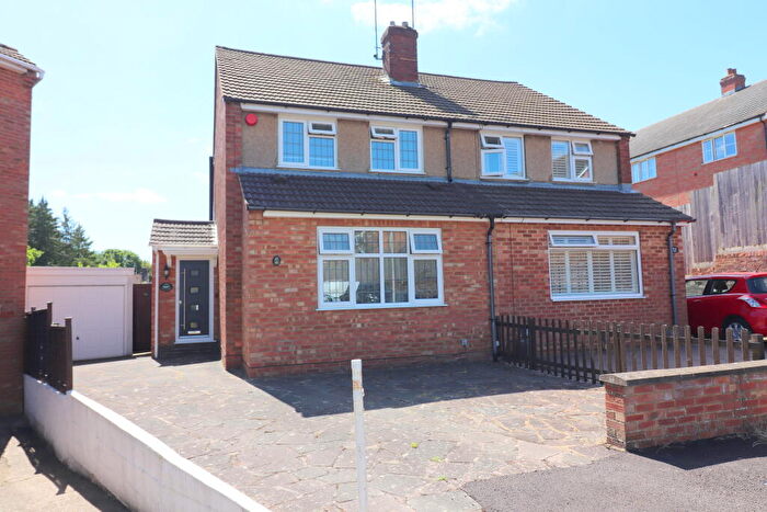 2 Bedroom Semi-Detached House For Sale In Deep Denes, Luton, Bedfordshire, LU2