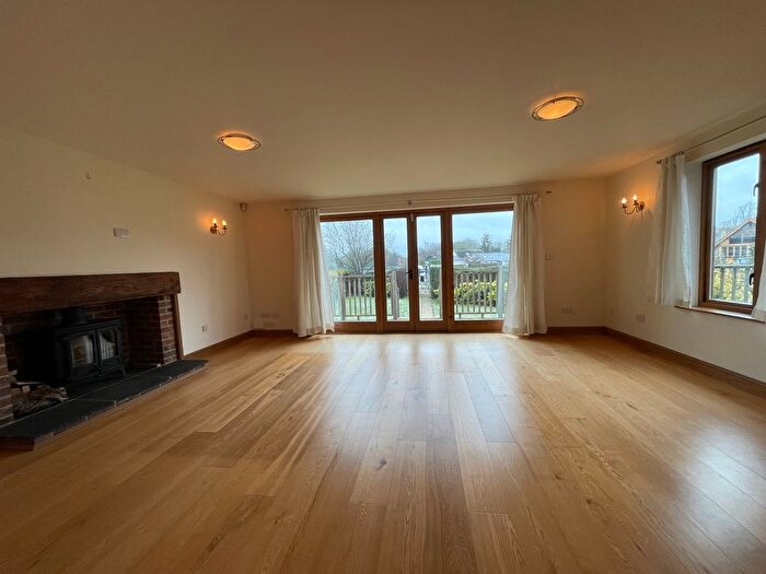 Bungalow To Rent In Thames Side, Staines, TW18