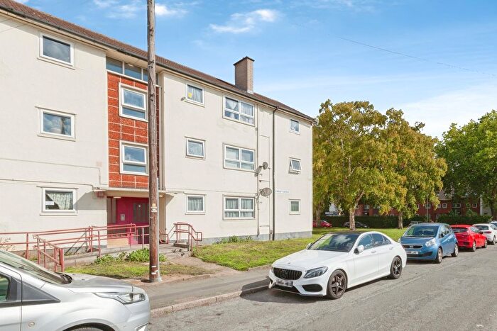 2 Bedroom Flat For Sale In Langley Avenue, Leicester, LE4