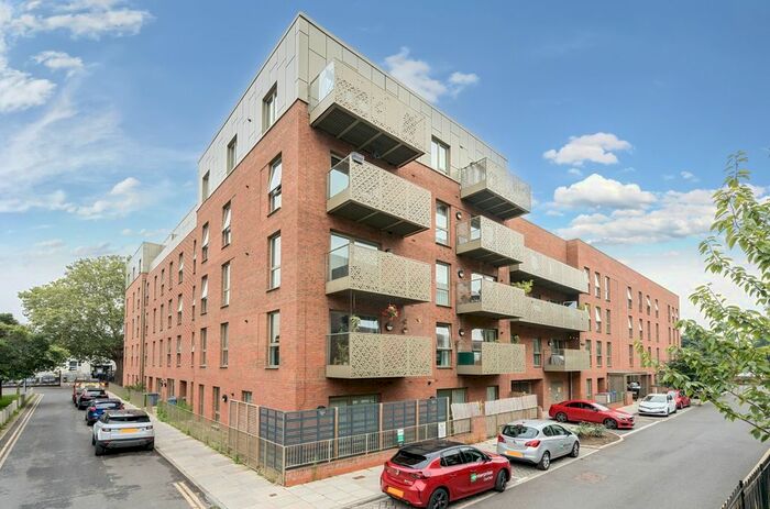 2 Bedroom Flat To Rent In Broome Way, London, SE5