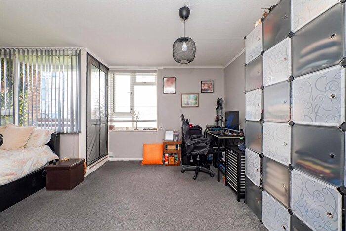 3 Bedroom Flat For Sale In Chaucer Gardens, Sutton, SM1