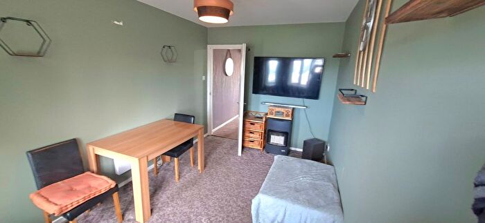 2 Bedroom Flat To Rent In Main Street, Pembroke, SA71