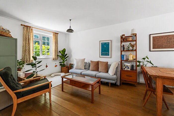 2 Bedroom House To Rent In Skipworth Road, South Hackney, London, E9