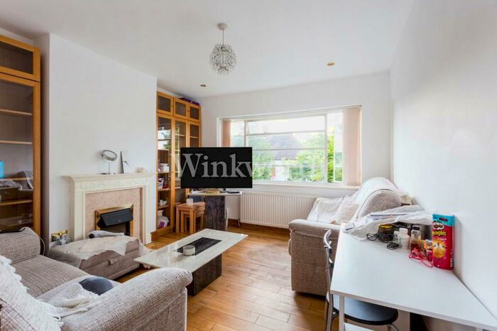 2 Bedroom Apartment To Rent In Ossulton Way, London, N2