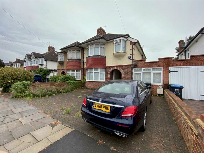 3 Bedroom Flat To Rent In Rowantree Road, Winchmore Hill, N21