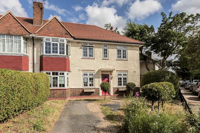 3 Bedroom Flat To Rent In Fieldview, London SW18