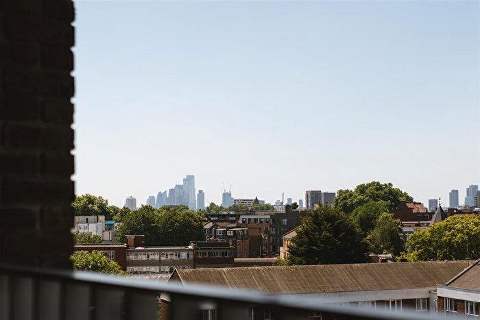 2 Bedroom Flat For Sale In Maple Path, Hackney, London, E5